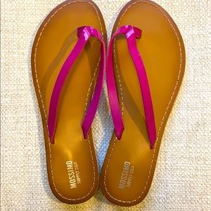 Missimo Supply flip flop in hot pink.